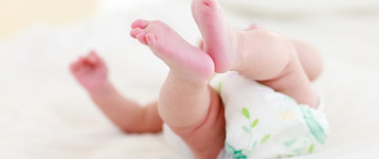 Luierinzameling volle luier, lege vuilnisbak